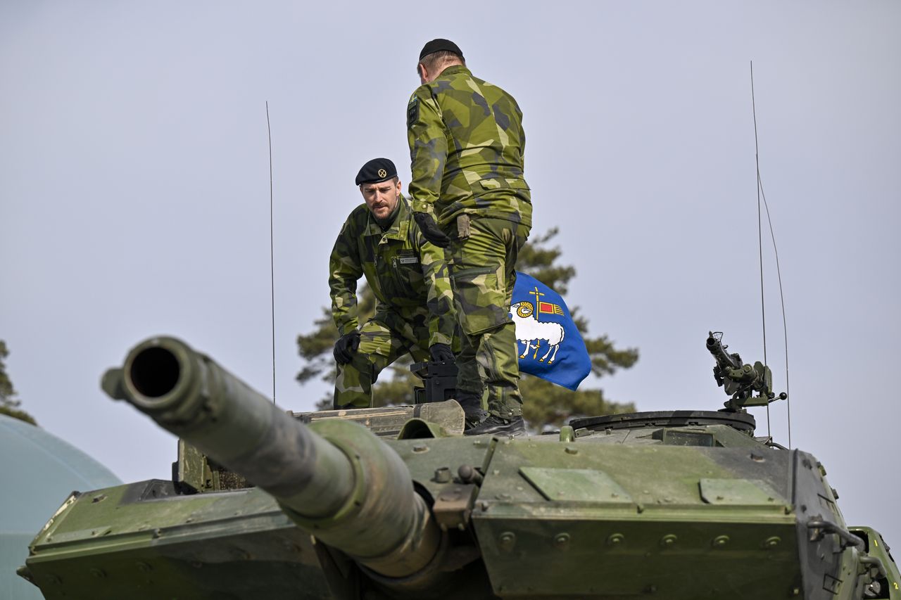 Czołg Stridsvagn 122 i jego załoga na ćwiczeniach poligonowych.