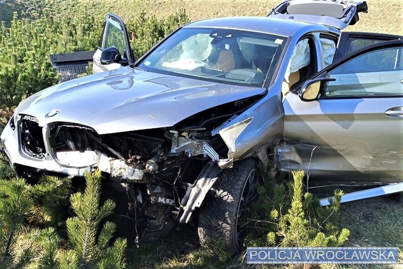 Wrocław. Przeleciał 100 metrów swoim BMW. Niebezpieczny wypadek na obwodnicy