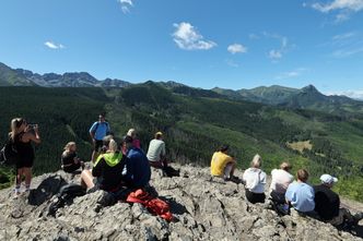 Tatry oblężone przez turystów. Trzeba stać w kolejkach
