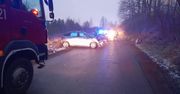 Samochód uderzył w drzewo