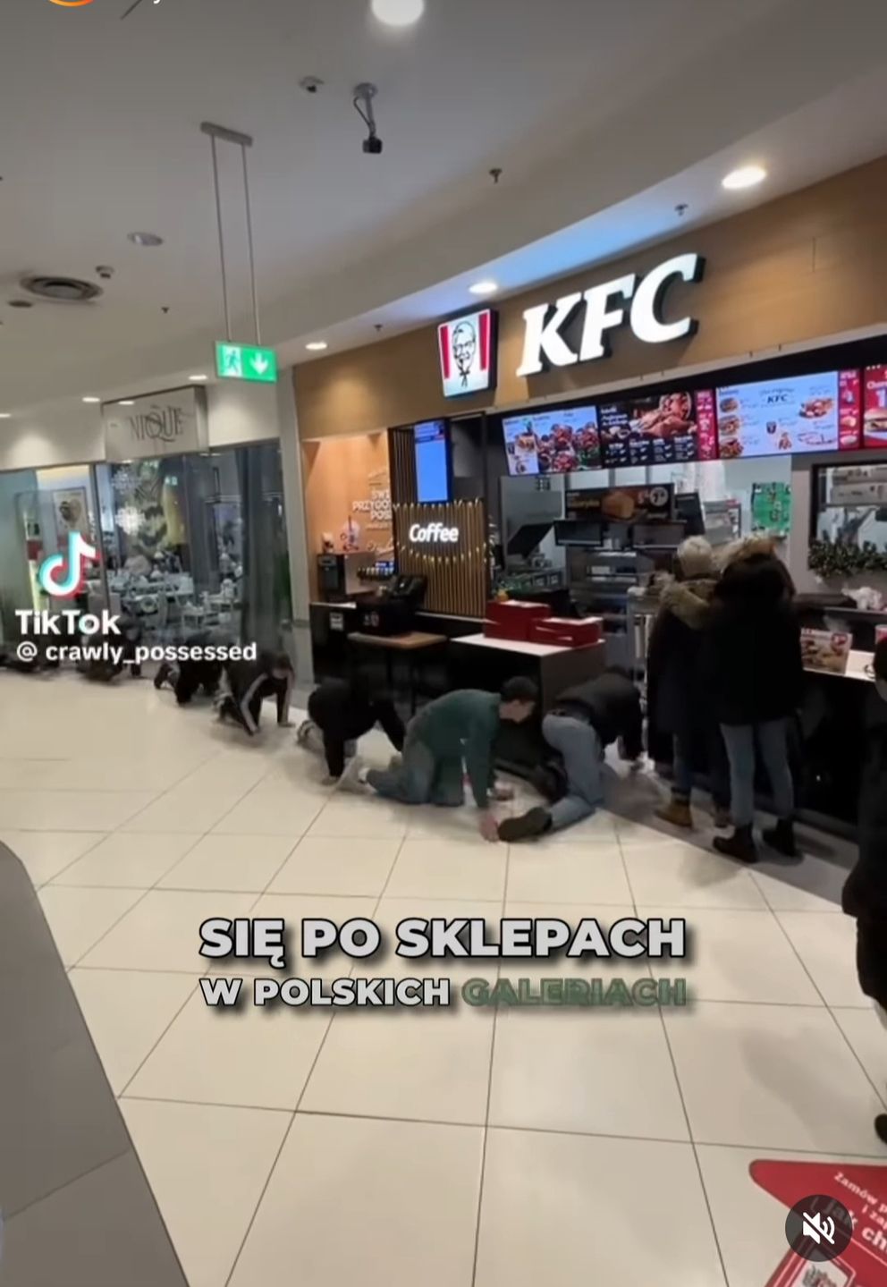 Moda na pełzanie po centrach handlowych
