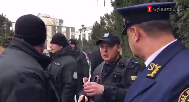 Reporter „Gazety Wyborczej” wyproszony z terenu Sejmu, bo nagrywał poza wyznaczonymi miejscami. „GW” zawiadomi o tym prokuraturę