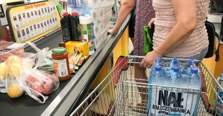 Sklepy szukają ludzi. Porównanie zarobków. Oto kto płaci najlepiej