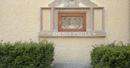 Roczne dziecko w oknie życia. Rodzice mają dodatkowe problemy