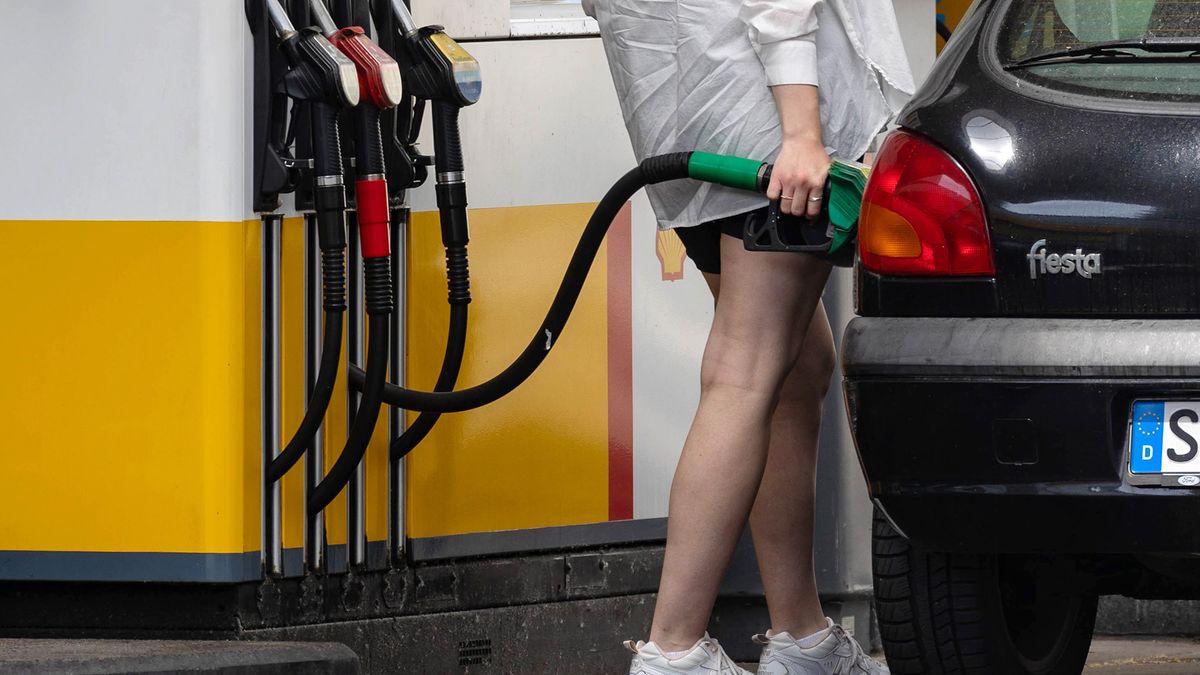 A customer refuels their vehicle at a Shell Plc gas station in Berlin, Germany, on Friday, June 16, 2022. Germany's Economy Minister Robert Habeck plans to tighten the country's cartel law after tax cuts failed to bring about the intended price reductions at fuel pumps. Photographer: Krisztian Bocsi/Bloomberg via Getty Images