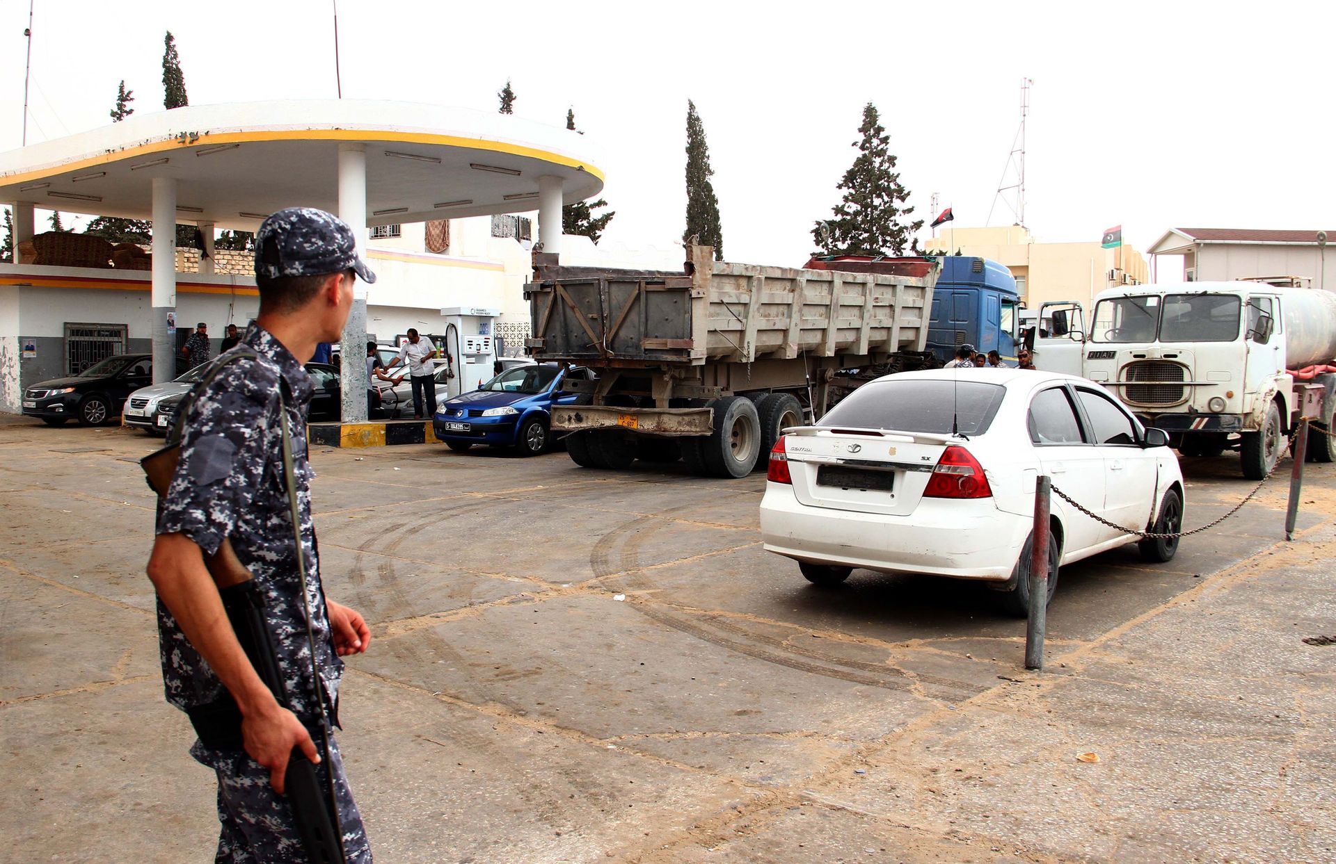 W tym kraju litr benzyny jest tańszy niż butelka wody. Paliwo przemycają z Rosji