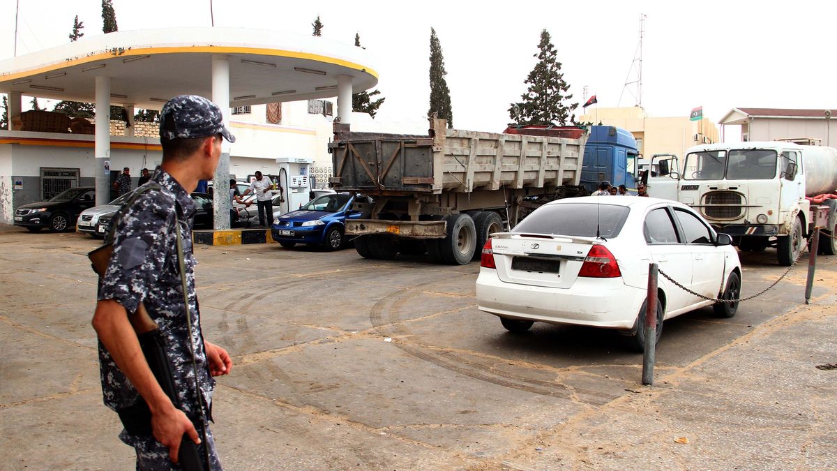 Stacja paliw w Trypolisie, stolicy Libii. Zdjęcie ilustracyjne