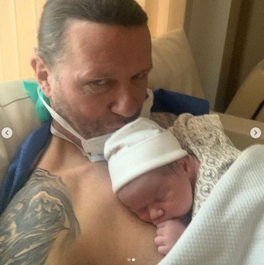 Radosław Majdan p z synem Heniem, który poznaje "zapach taty"