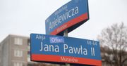 Warszawa. "Aleja Ofiar Jana Pawła II" - taki napis pojawił się na tablicach miejskich ulic