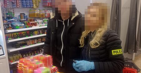 Sklep w Lublinie sprzedawał podrobioną elektronikę i zabawki. Policjanci zabepieczyli nielegalny towar