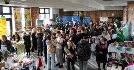 Kiermasz Bożonarodzeniowy na Politechnice Lubelskiej. Świąteczny klimat i pomoc innym