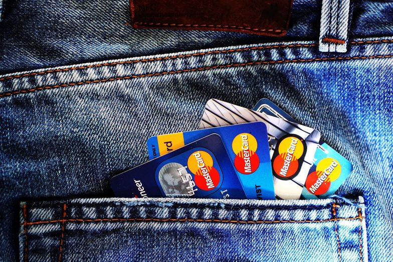 Karta kredytowa czy debetowa - którą wybrać?