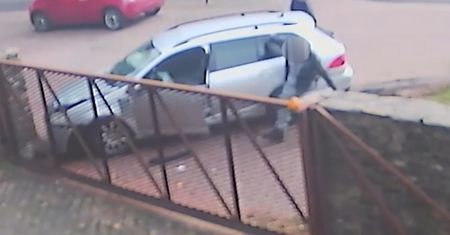 Kompletnie pijany rozbił auto o ogrodzenie i próbował uciec. Nagranie z monitoringu w Sopocie