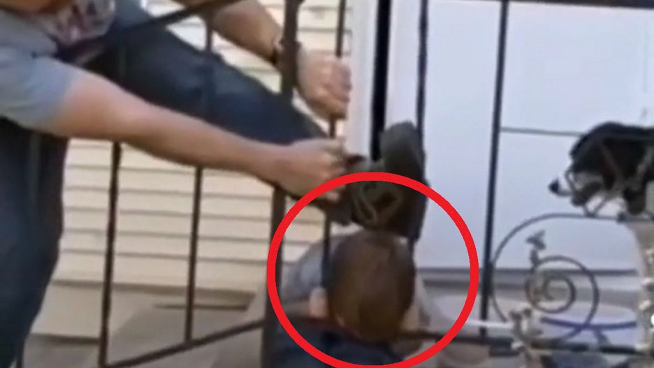Głowa chłopca utknęła w barierce. Tata nie podołał zadaniu