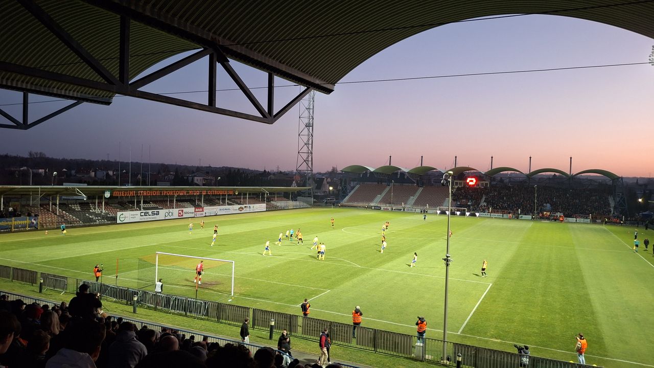 KSZO Ostrowiec - Avia Świdnik 1:2. Relacja. KSZO Ostrowiec straciło pozycję lidera