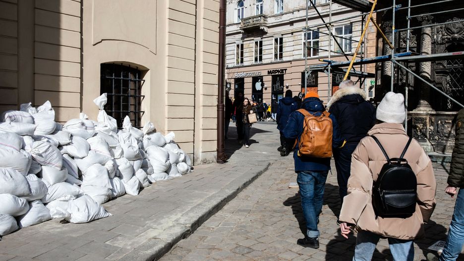 Wojna w Ukrainie - ochrona zabytk�wFot. Karol Porwich/East News, Lwow (Ukraina), 12.03.2022. Siedemnasty dzien rosyjskiej inwazji na Ukraine. Na zlecenie mera Lwowa zostaly zabezpieczone niektore witraze i posagi na zewnatrz budynku - Katedra p.w. Wniebowziecia Najswietszej Maryi Panny we Lwowie. N/z Oblozone workami z piaskiem podziemia katedry.Karol Porwich