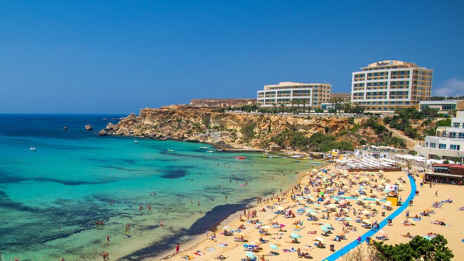 Malta kusi przepięknym wybrzeżem