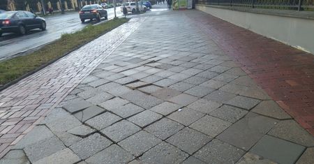 Mieszkańcy skarżą się na nierówny chodnik na al. Racławickich