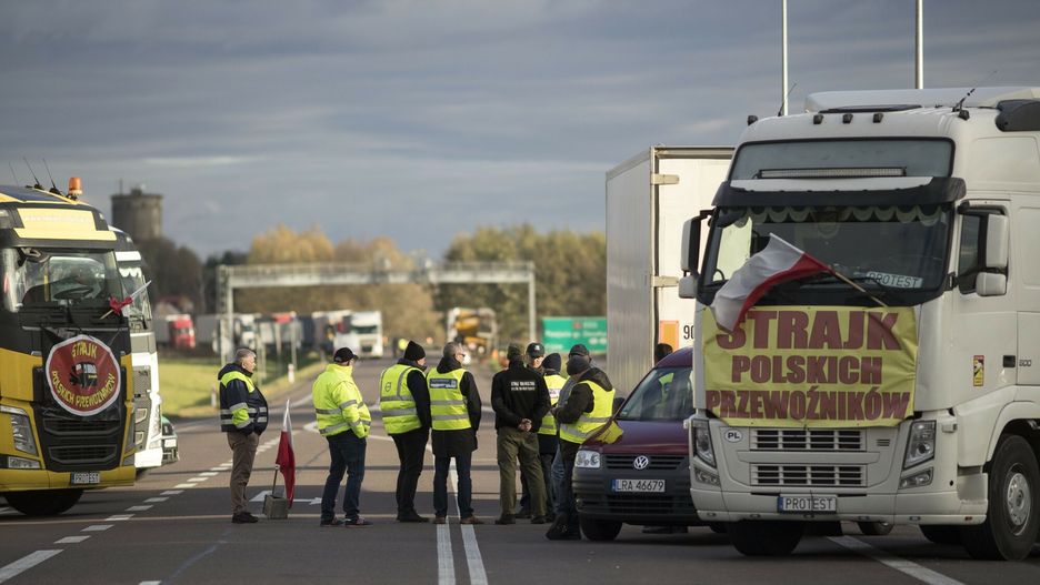 Protest przewoźników na granicy z Ukrainą.  Na fot. Blokada w Dorohusku, która jak się okazuje jednak przepuszcza pomoc humanitarną