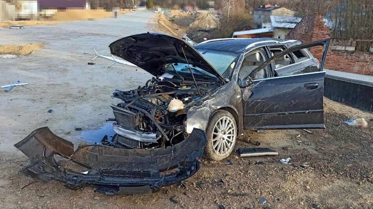 Uszkodzone audi po uderzeniu w betonowy murek