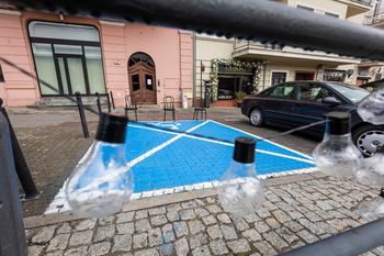Bydgoszcz: Zamalowali "kopertę" i ustawili tam stolik restauracyjny