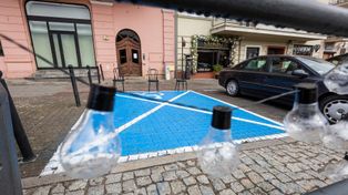 Bydgoszcz: Zamalowali "kopertę" i ustawili tam stolik restauracyjny