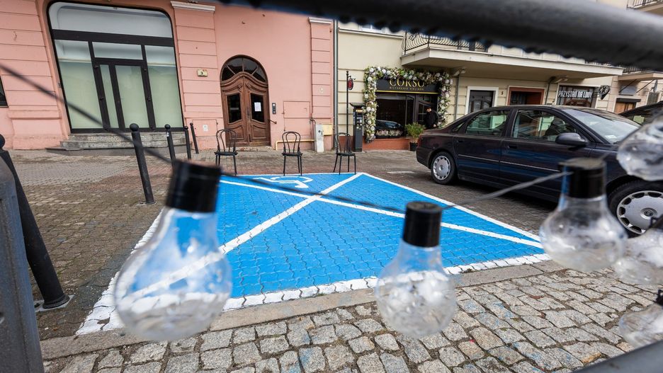 Miejsce przy restauracji zostało zamalowane, w sezonie stało się częścią przestrzeni dla gości, ustawiono tam stolik i krzesła. W ostatnich dniach powierzchnia parkingowa została przywrócona, a bruk pomalowany na biało-niebiesko