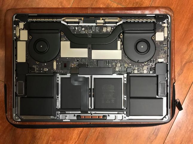 Ten sam laptop, SSD pod osłoną znajduje się na lewej krawędzi płyty głównej.