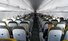 Chciał odreagować trudy podróży. Zapalił papierosa w samolocie