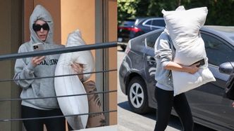 RZADKI WIDOK: Kompletnie UBRANA Bianca Censori unika obiektywów aparatów, zasłaniając się wielką poduchą
