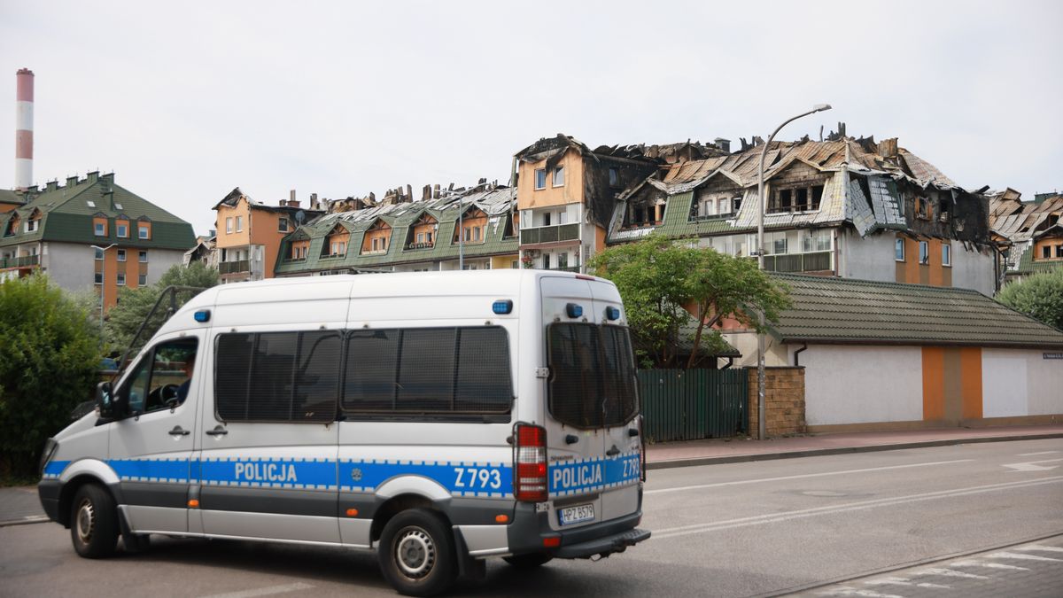 Ząbki, 04.07.2025. Spalone budynki mieszkalne w podwarszawskich Ząbkach, 4 bm. Pożar na poddaszu jednego z budynków wybuchł w czwartek 3 bm. ok. 19:00. Wg Straży Pożarnej ogień strawił cały dach obiektu w kształcie litery U, spłonęły też wszystkie lokale mieszkalne na czwartej kondygnacji. Pożar dotknął ponad dwieście lokali, zamieszkanych przez ponad pięćset osób. (jm) PAP/Leszek Szymański
