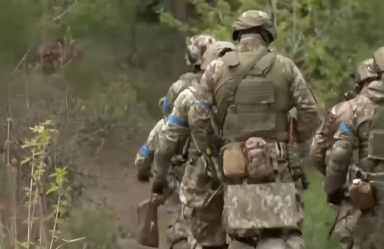 Kadr przedstawiający żołnierzy w umundurowaniu ze wzorem maskującym stosowanym przez Ukraińców