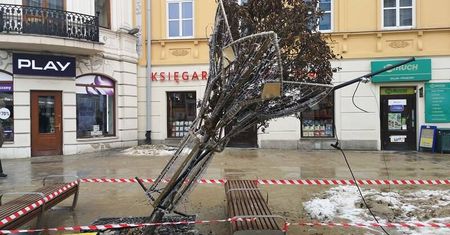 Uszkodził świąteczną instalację wokół drzewa i odjechał. „Sprawdzamy zapis kamer”