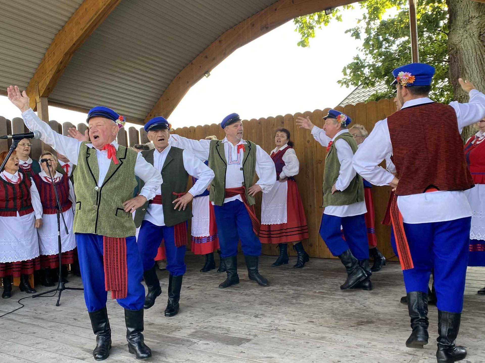 Podczas festynu &#34;Żegnaj lato na rok&#34; wiązankę pieśni i tańców z regionu świętokrzyskiego zaprezentował zespół &#34;Skokotliwi&#34; z Mostek.