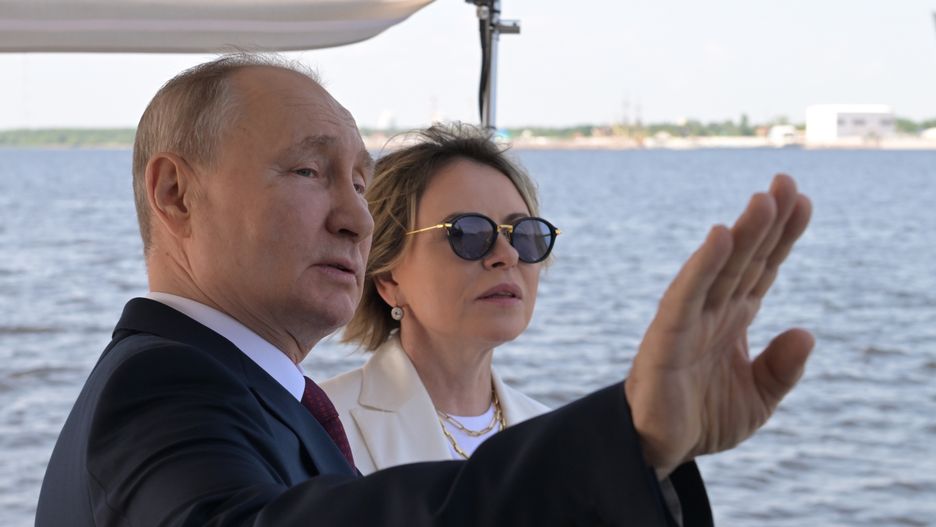 Russian President Vladimir Putin attends ceremony to raise state flags
epa10696996 Russian President Vladimir Putin (L) and Deputy Director General of Gazprom Neft, Lakhta Center Director General Yelena Ilyukhina are seen on board the Okhta yacht in the Gulf of Finland during a ceremony to raise state flags held by Gazprom on the coastline near the park of the 300th anniversary of St. Petersburg, Russia, 17 June 2023. The flags of Russia, the USSR, and the Russian Empire have been raised during the ceremony.  EPA/PAVEL LISITSYN/SPUTNIK/KREMLIN POOL 
Dostawca: PAP/EPA.
PAVEL LISITSYN/SPUTNIK/KREMLIN POOL
