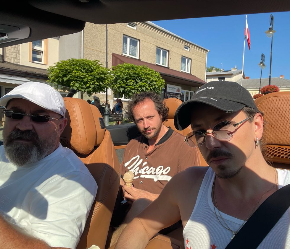 Michał Szpak z ojcem i bratem