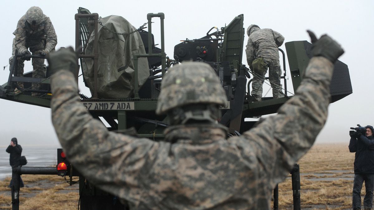 Ameryka?skie Patrioty na poligonie w Ustce
18.03.2011 Ustka Centralny Poligon Sil Powietrznych Amerykanie szkola zolnierzy polskich w obsludze amerykanskich rakiet obrony powietrznej Patriot Nz rozwijanie baterii 
Fot. Wojciech Strozyk/REPORTER
Wojciech Strozyk/REPORTER