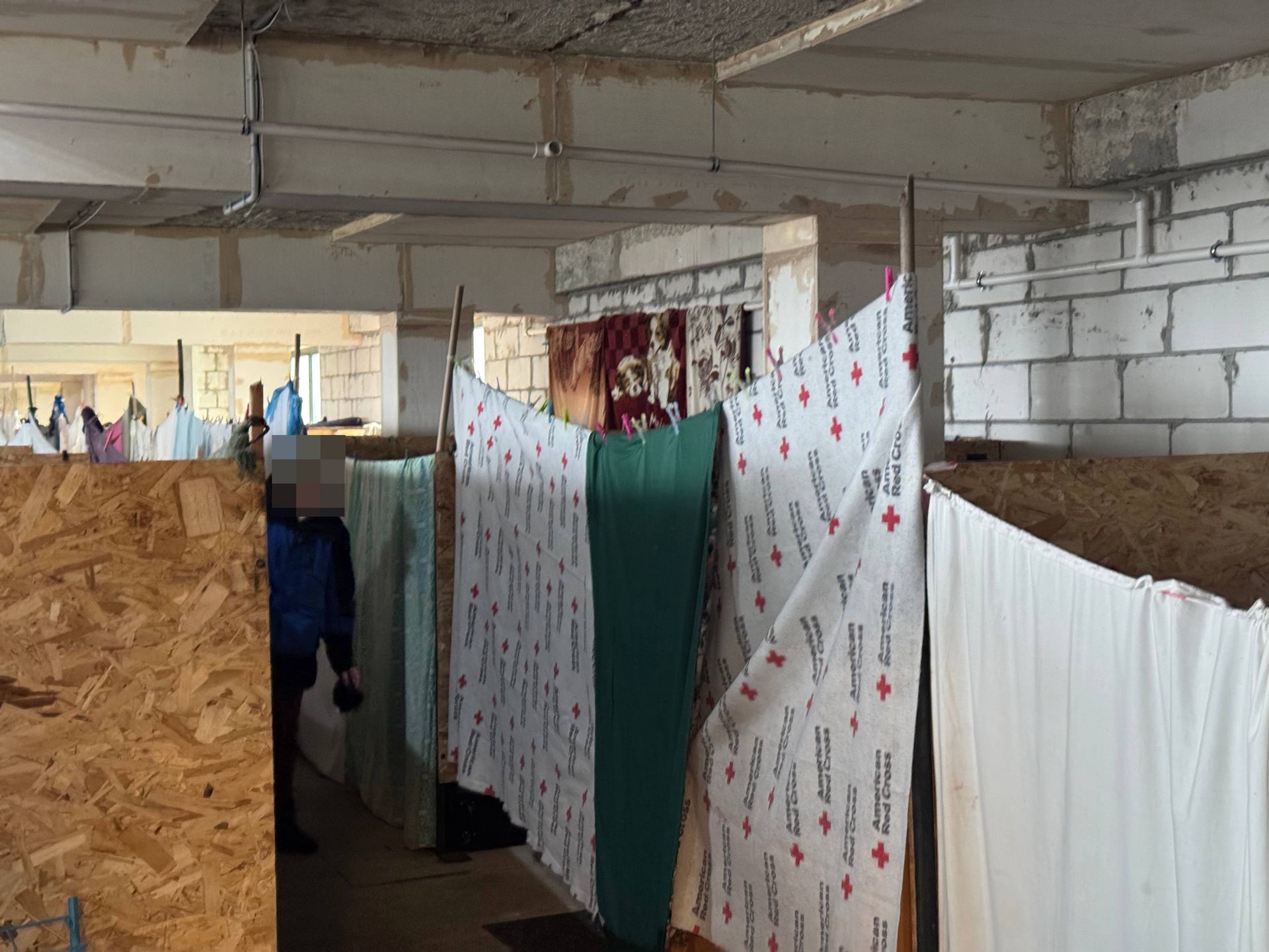 "Obozowisko" dla uchodźców na 4. piętrze