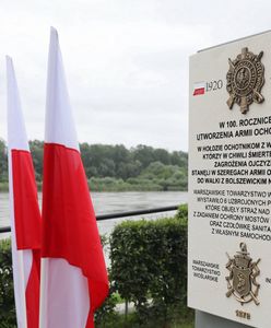Odsłonięcie tablicy na terenie przystani Warszawskiego Towarzystwa Wioślarskiego