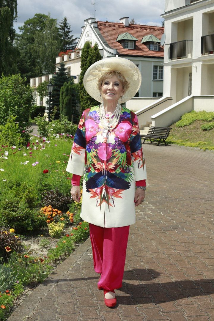 Tak Emilia Krakowska odejmuje sobie lat stylizacjami - kolorowa marynarka i nieodłączny kapelusz