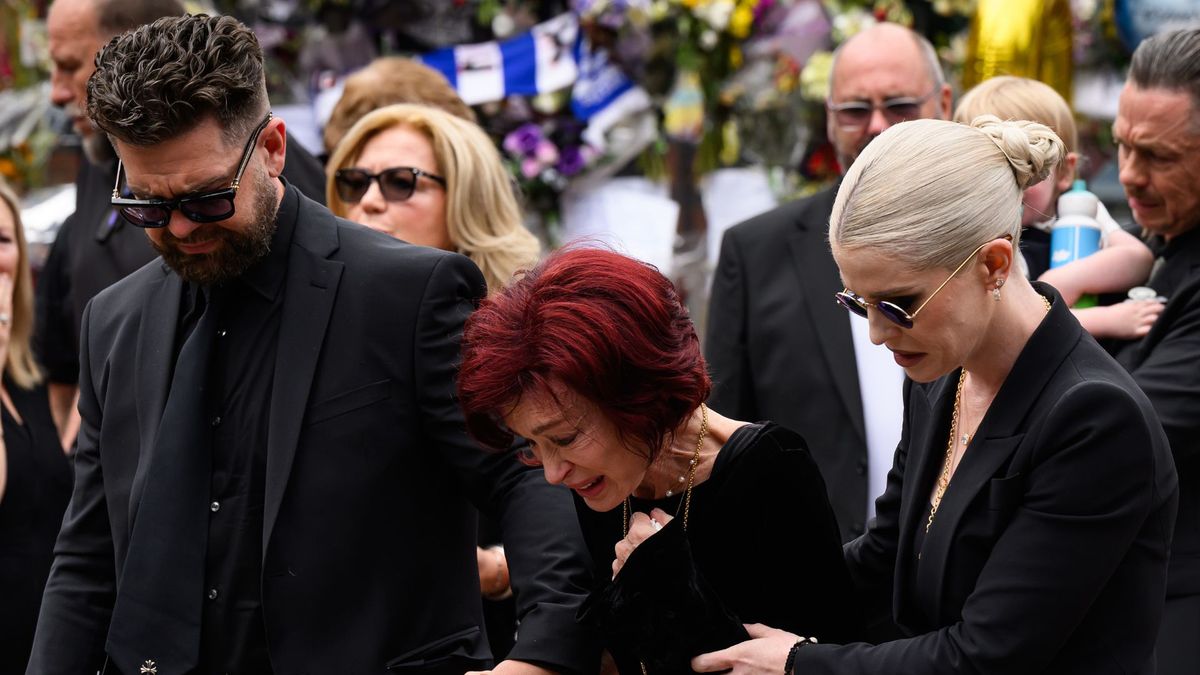 Sharon Osbourne  z dziećmi podczas pogrzebu Ozzy'ego Osbourne'a