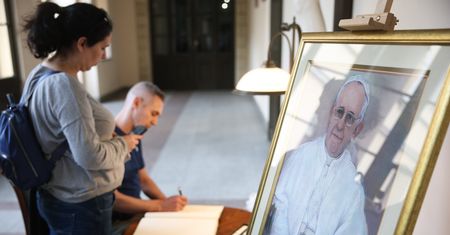 Papież miał krwotok? Neurolog wyjaśnia, co działo się nad ranem