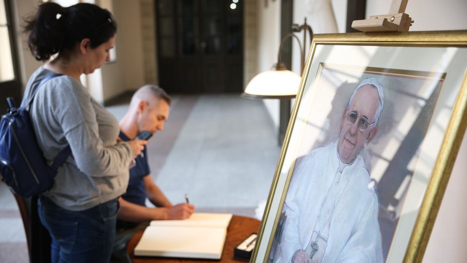 Papież Franciszek nie żyje