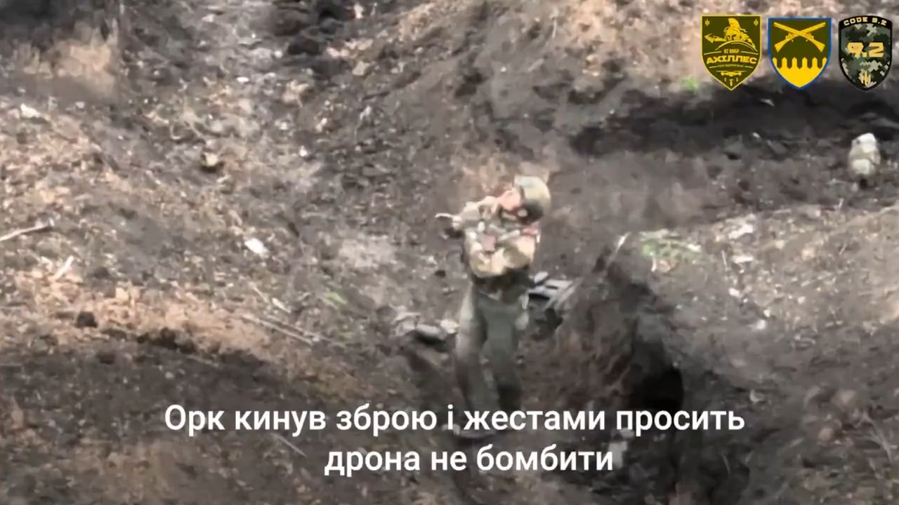 Rosyjski żołnierz podczas poddawania się ukraińskiemu dronowi.
