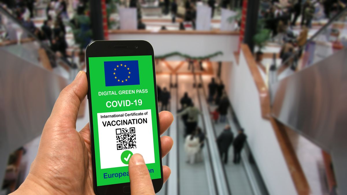 Paszport szczepionkowy miał zwalniać z obowiązku testowania na obecność COVID-19. Kolejne państwa UE zaostrzają jednak wymogi wjazdowe. 