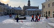 Zamość: Zima nie odpuszcza - skazani pomagają w odśnieżaniu Starego Miasta