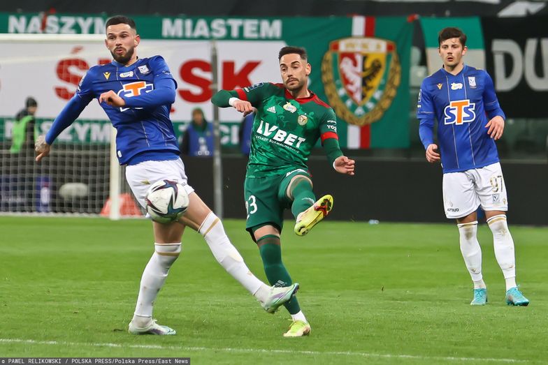Lech Poznań i Śląsk Wrocław mają na koszulkach logotypy firm bukmacherskich. Mecz w ramach 27. kolejki PKO Ekstraklasy w sezonie 2021/2022. 
PAWEL RELIKOWSKI / POLSKA PRESS