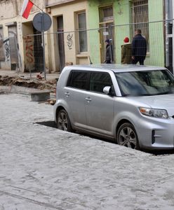 Absurdalna sytuacja w Łodzi. Od rana tłumy gapiów, wszyscy się śmieją