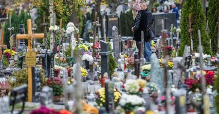 "Widać to w strojach Polaków". Dyrektor cmentarza nie kryje oburzenia