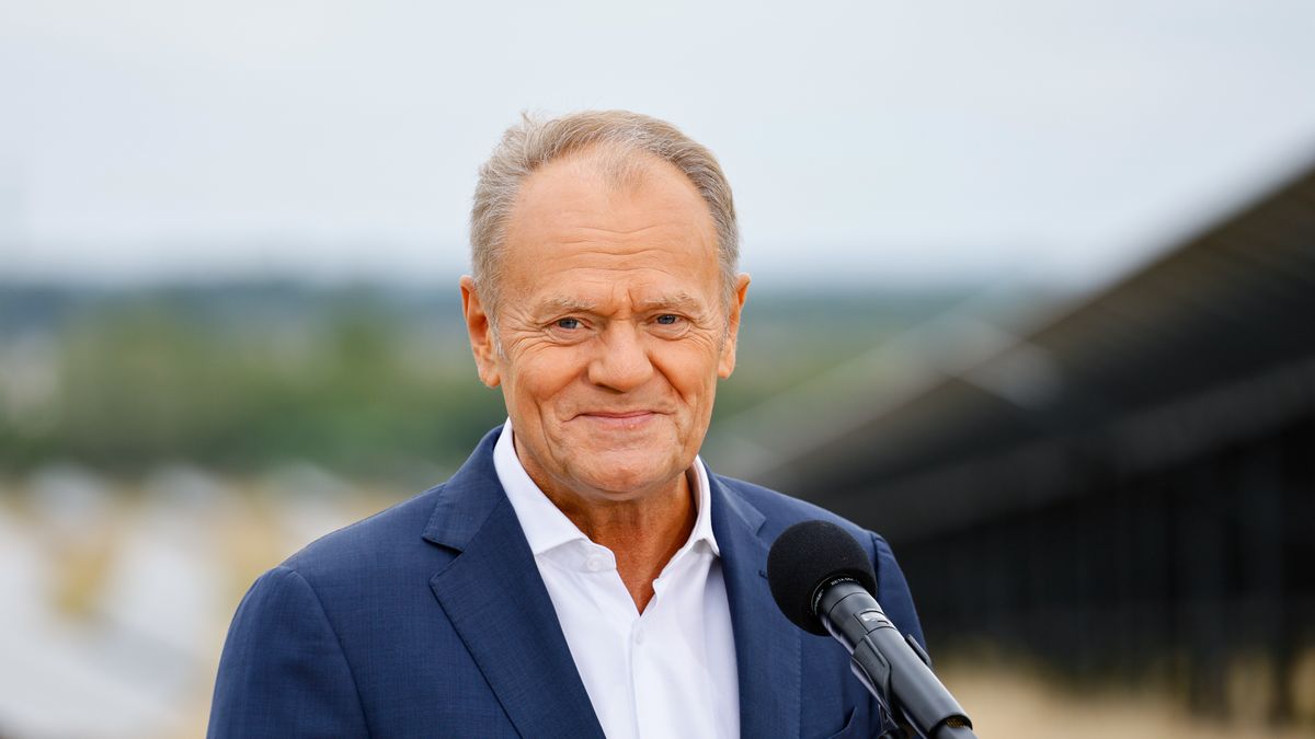 Kleczew (pow. koniński), 04.07.2026. Premier Donald Tusk podczas konferencji prasowej w ramach wizyty na farmie fotowoltaicznej w Kleczewie, 4 bm. (sko) PAP/Tomasz Wojtasik